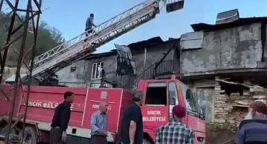 Çıkan yangın evi küle çevirdi