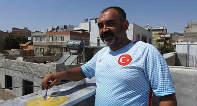 Mermerin üzerinde yumurta pişirdi