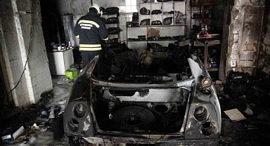 Oto tamircide spiral ile parçalanan otomobilin yakıt deposu patladı