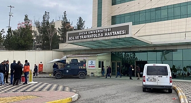 Ailesinin komşusuyla olan kavgasını ayıran polis silahla vuruldu