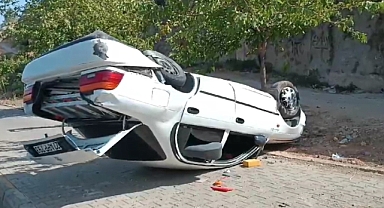 Devrilen otomobildeki 3 kişi yaralandı