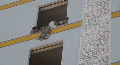 Esnaf ağır hasarlı binaların yıkımının hızlandırılmasını istiyor