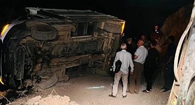 Kamyonet şarampole devrildi: 1 ölü, 2 yaralı