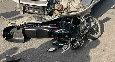 Minibüs ile motosikletin çarpıştığı kazada 3 kişi yaralandı