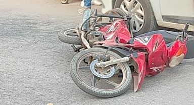 Polisten kaçan motosiklet sürücüsü park halindeki araca çarptı