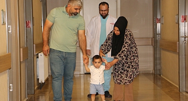 Veysel bebek 2 saatte 3 ameliyat birden olup sağlığına kavuştu