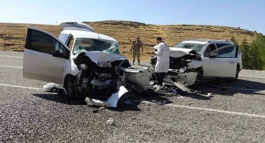Araçlar kafa kafaya çarpıştı: 8 yaralı