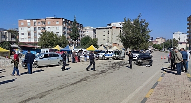 İki otomobil kavşakta çarpıştı, 1 sürücü yaralandı
