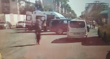 Minibüs ile motosiklet çarpıştı: 3 yaralı