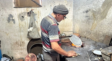 60 yıldır 10 metrekarelik dükkanda kalaycılık mesleğini yaşatmaya çalışıyor