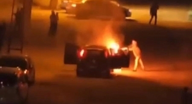 Alev topuna dönen seyri halindeki aracın sürücüsü canını zor kurtardı