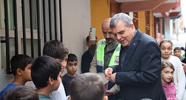 Beyazgül, hafta sonu ev ziyaretlerinde çocuklarla vakit geçirdi
