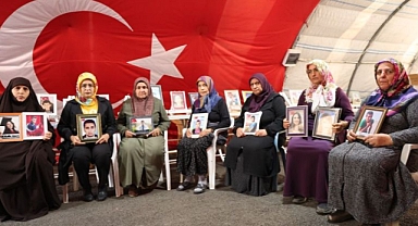 Evlat nöbetindeki annelerden çocuklarına ’teslim ol’ çağrısı