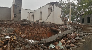 Yağışlara dayanamayan ahır çöktü
