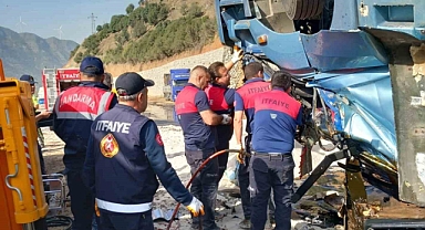 Yakıt tankeri devrildi: 2 kişi hayatını kaybetti