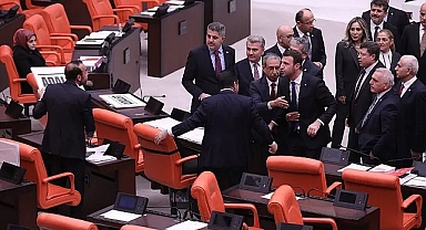 Ak Partili Vekiller Şenyaşar'ın üzerine yürüdü