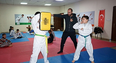 Çocuklar zamanını spor salonunda değerlendiriyor