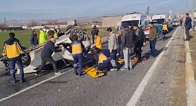 Hafriyat kamyonu otomobille çarpıştı: 1’i ağır 3 yaralı