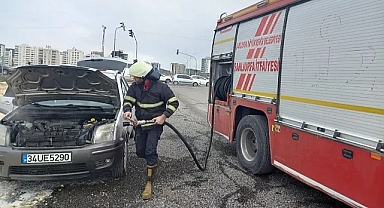Karaköprü'de seyir halindeki otomobil yandı