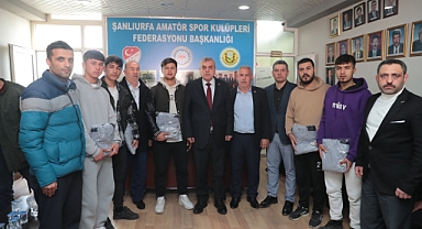 Beyazgül, U18 ligi şampiyonu 63 Urfa Spor futbolcularını tebrik etti