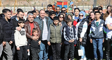 EKİNCİ MİLLET BAHÇESİNDE GENÇLERLE BULUŞTU