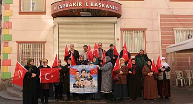 HDP önündeki evlat mücadelesinde Gara Şehitleri anıldı