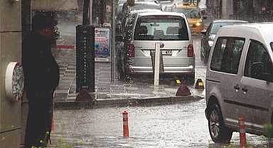 Urfa yağmura teslim oldu: Vatandaşlar kaçacak yer aradı