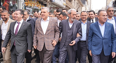 AK kadrolardan miting gibi seçim ofisi açılışı