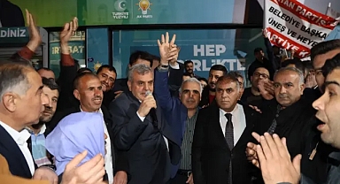 AK Parti'ye geçen 39 kişiye rozeti Beyazgül taktı