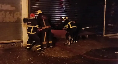 Döşeme dükkanında çıkan yangın paniğe neden oldu