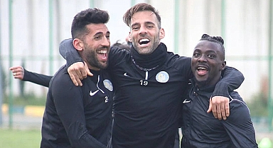 Futbolculardan taraftarı sevindiren poz!