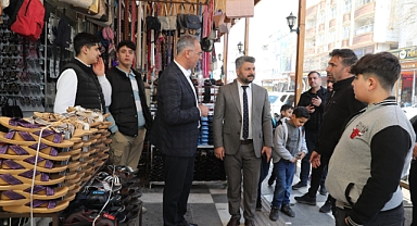 Kuş Eyyübiyelileri tek tek dinliyor