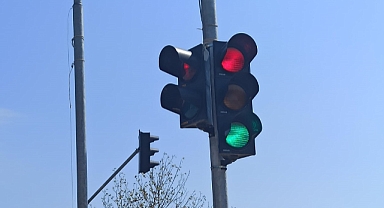 Aynı anda yanan trafik ışıkları kazalara davetiye çıkarıyor