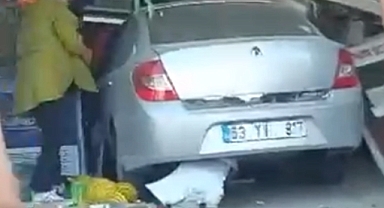 Korkutan kaza! Otomobil markete daldı
