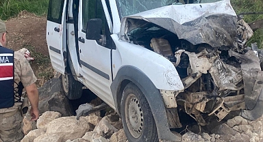 Okul servisi ile ticari araç çarpıştı: 1 ölü, 9 yaralı