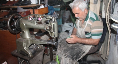Yeni ayakkabı alamayan eskisini tamir ettiriyor