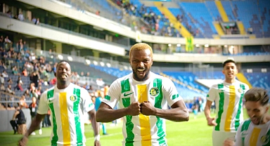 Kayode 10 yıllık özlemi Adana’da dindirdi!