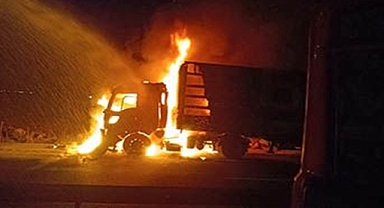 TIR bir anda alev aldı