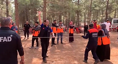 Acil durum değil, halay zamanı!