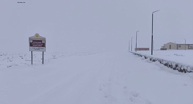 Karacadağ yolu karla kapandı, ulaşım durdu!