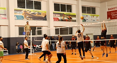 Öğretmenler arası voleybol turnuvasında finale doğru