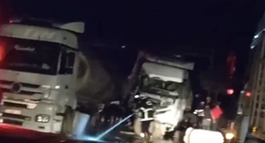 ‘Ölüm yolu’nda feci kaza: Tırlar çarpıştı, ulaşım felç oldu!
