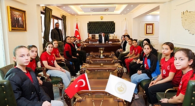 Başkan Özyavuz şampiyon kızları makamında ağırladı