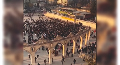 Suriye'de bir devir kapandı! Urfa'daki Suriyeliler sokaklara döküldü