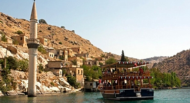 Halfeti'de tekne turu işletmecileri kazan kaldırdı