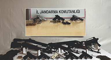 Jandarmadan şafak baskını! Evlerden cephanelik çıktı…