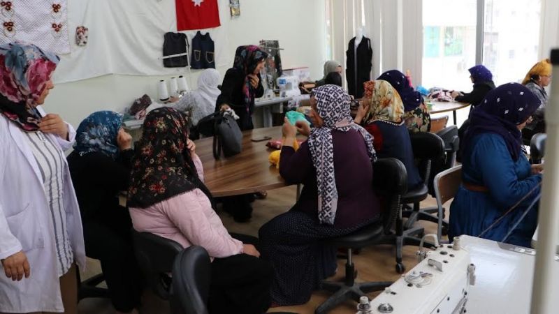 Kadınlar ev ekonomilerine kurslara giderek katkı sağlıyorlar