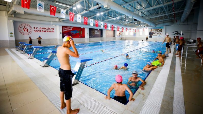 Eyyübiyeli çocuklar yüzme öğreniyor