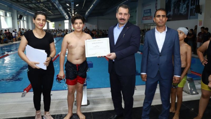 Yüzme öğrenen öğrencilere sertifika