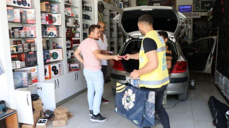 Haliliye'de esnafa bayrak dağıtıldı